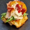 Siera vafele ar prašuto gaļu un grilētu persiku
