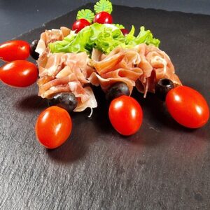 Iesmiņš ar macarellu , prašuto gaļu, olīvi un tomātu