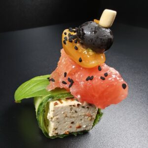 Tofu uzkoda ar svaigu gurķi un greipfrūtu