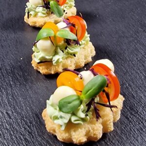 Brušeta ar pesto krēmu, macarellu bumbiņām ar cherry tomātu