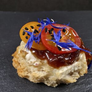Krāsnī cepta maizīte ar brie sieru un sīpolu džemu
