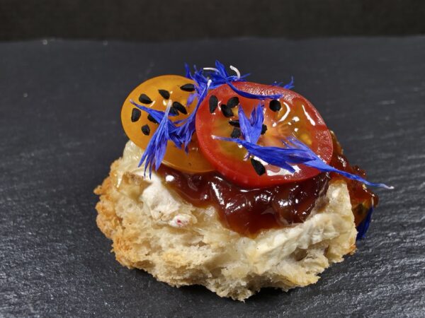 Krāsnī cepta maizīte ar brie sieru un sīpolu džemu