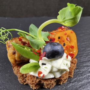 Grilēts baklažāna rullītis ar fetas-zaļumu krēmu