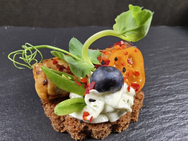Grilēts baklažāna rullītis ar fetas-zaļumu krēmu