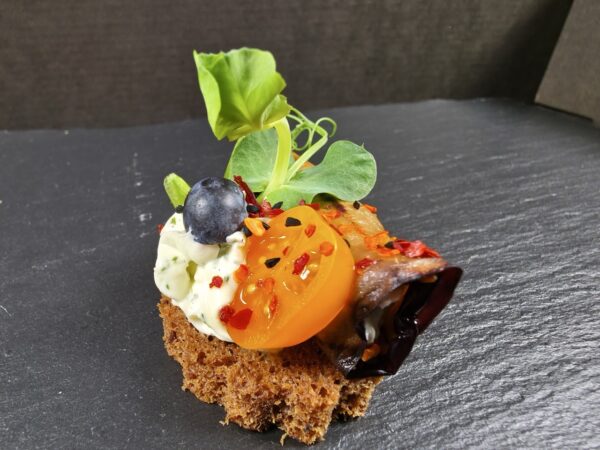 Grilēts baklažāna rullītis ar fetas-zaļumu krēmu - Image 2