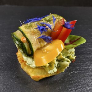 Grilēta kartupeļa šķēlīte ar cukini rullīti un marinētu tofu sieru