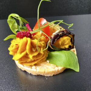 Lēcu galete ar humusu un baklažāna rullīti