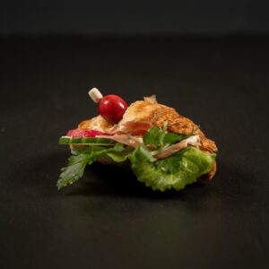 Mini kruasāni ar prašuto gaļu un krēmsieru