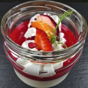 Panna Cotta burciņā ar zemeņu vai aveņu mērci