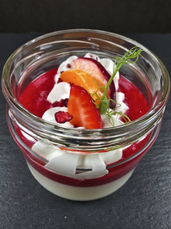 Panna Cotta burciņā ar zemeņu vai aveņu mērci
