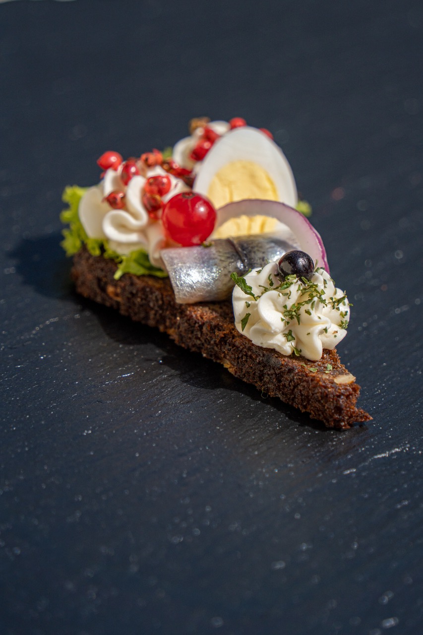 Rudzu tosts ar biezpiena krēmu, ķilavas rullīti un paipalas olu