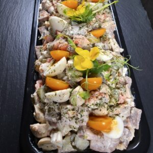 Liellopu mēles salāti ar marinētiem šampinjoniem un gurķiem (1 kg)
