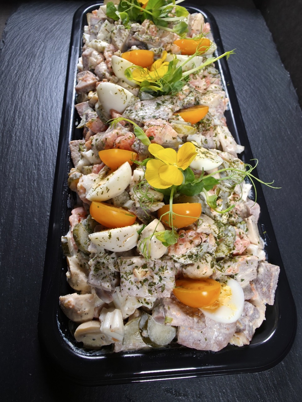 Liellopu mēles salāti ar marinētiem šampinjoniem un gurķiem (1 kg)