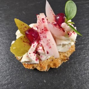 Brušeta ar mārrutku krēmu un kūpinātu karbonādi