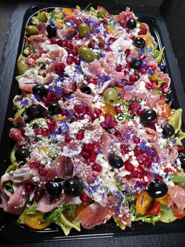Itāļu salāti ar parmezāna sieru un prašuto (1 kg)