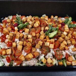 Cēzara salāti ar grilētu vistu un parmezāna sieru