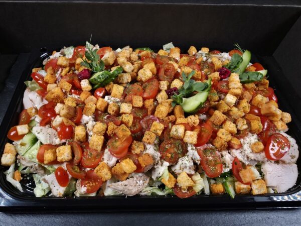 Cēzara salāti ar grilētu vistu un parmezāna sieru