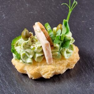 Brušeta ar pesto krēmu grilētu vistu