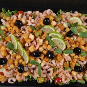 Cēzara salāti ar marinētām garnelēm un avokado