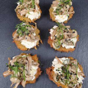 Kartupeļu rosti ar ceptu ķiploku krēmu un Šimeji sēnēm