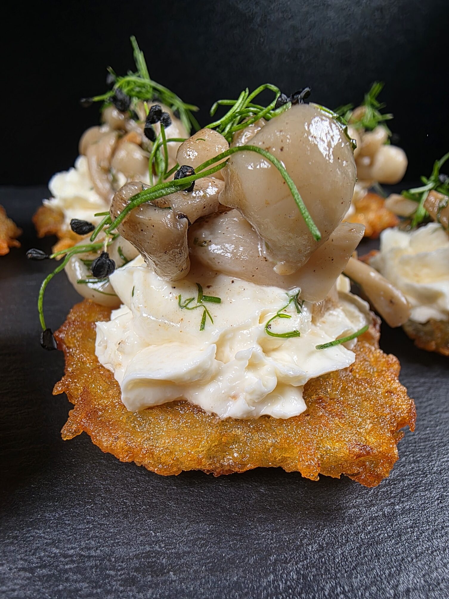 Kartupeļu rosti ar ceptu ķiploku krēmu un Šimeji sēnēm - Image 5