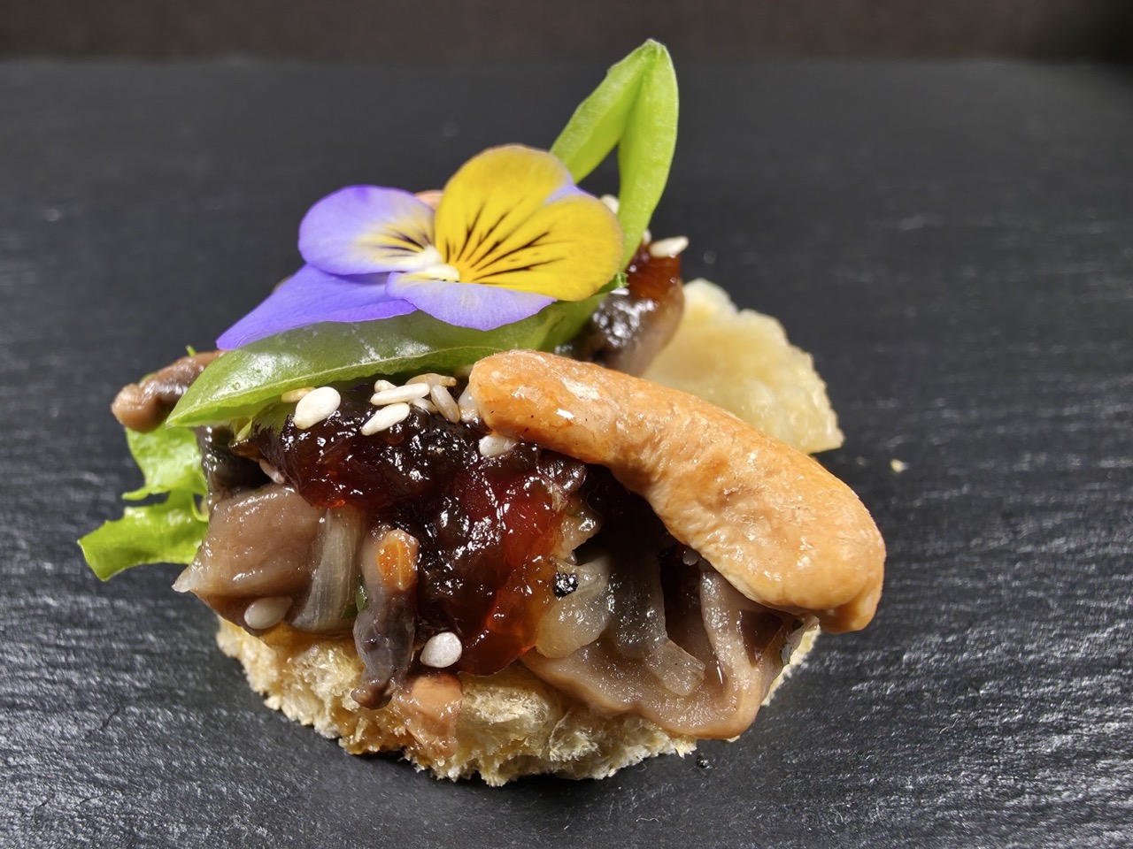 Sēņu muss ar rīsu galeti un sīpolu džemu vai saulē kaltētu tomātu