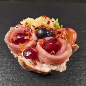 Wonton groziņš ar kūpināta šķiņķa krēmu un prašuto gaļu