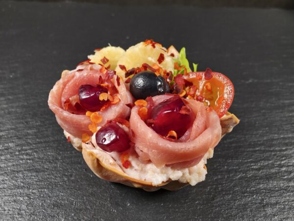 Wonton groziņš ar kūpināta šķiņķa krēmu un prašuto gaļu
