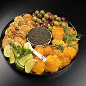 Ekskluzīva kaviāra plate — izsmalcināta garšu un elegances saspēle, kas radīta īpašiem mirkļiem.