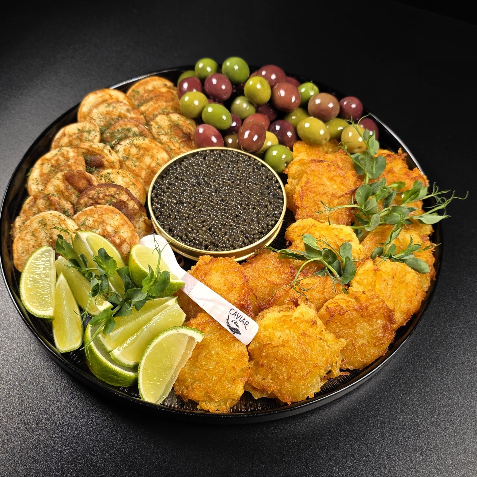 Ekskluzīva kaviāra plate — izsmalcināta garšu un elegances saspēle, kas radīta īpašiem mirkļiem.